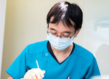 日本矯正歯科学会認定医の院長が担当